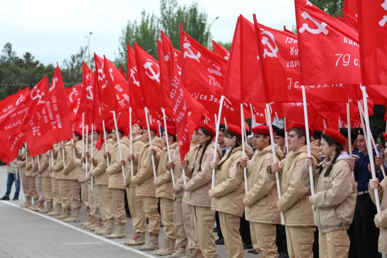 6 мая, на главной площади г. Каспийск прошла Республиканская акция «Знамя Победы», инициатором которой стал глава Республики Сергей Меликов.