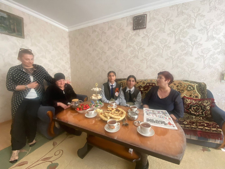 23 мая школьный отряд ТОКСа посетили мать Героя России Фархада Худайнатова.